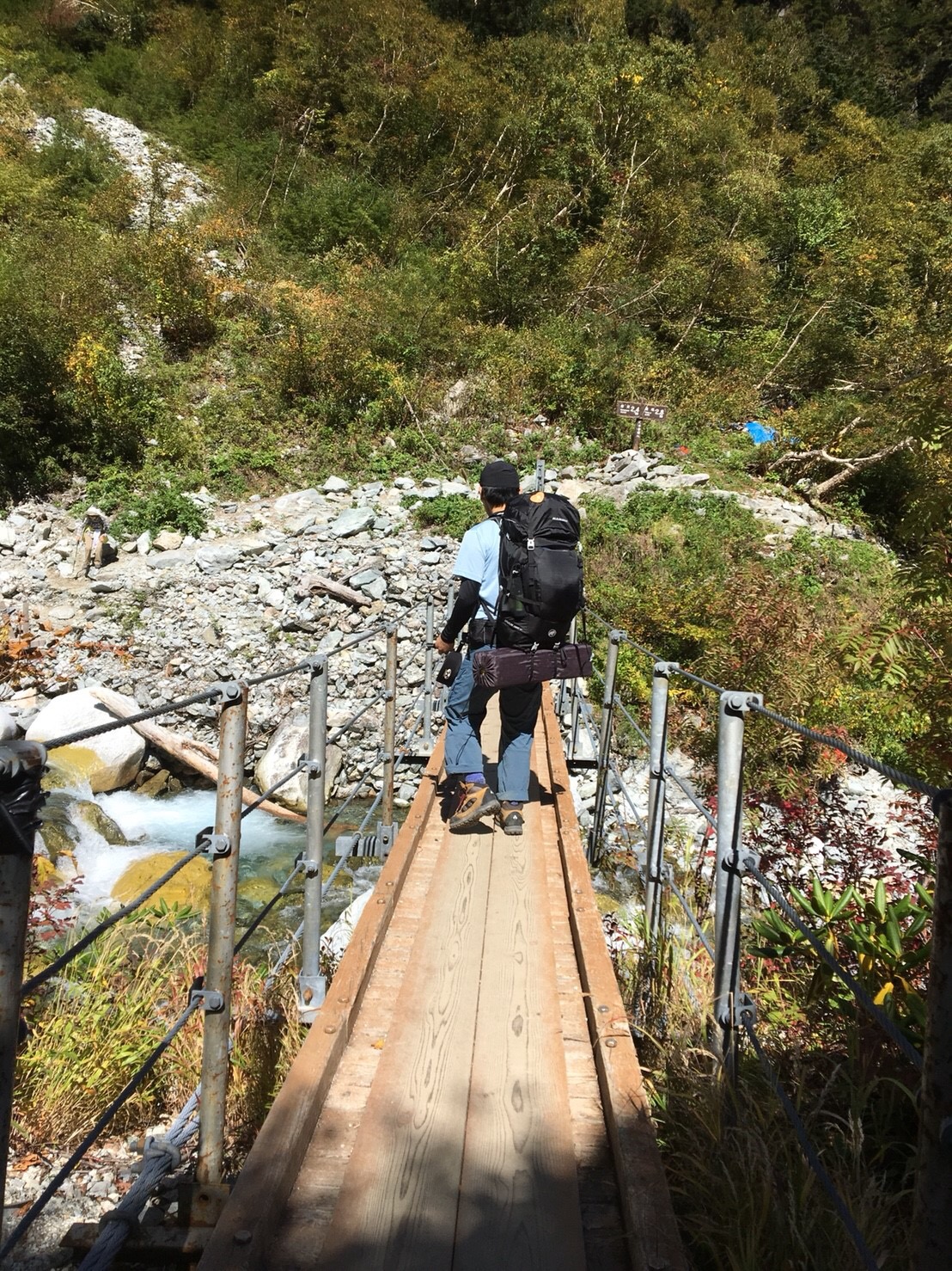 購入したザックを背負って登山をしている様子